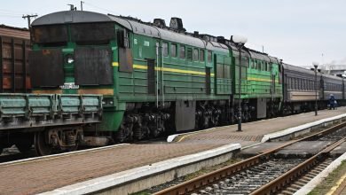 كيف استمرت قطارات أوكرانيا في العمل على الرغم من القنابل وانقطاع التيار الكهربائي وبايدن