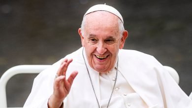 معطف البابا هنا ليخرب إيمانك