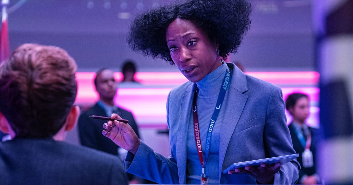 “Avenue 5” مضحك ولكنه يحتاج إلى مزيد من التنوع