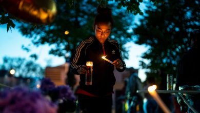 عائلات ضحايا إطلاق النار الجماعي على الجاموس سو ميتا ، ريديت ، أمازون