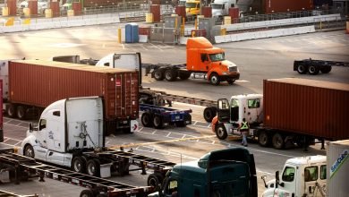 سائقو الشاحنات في كاليفورنيا يستعدون لقاعدة تفرض على المركبات الكهربائية في الموانئ